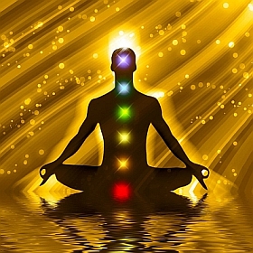 Afbeeldig mediterende man met chakrasymbolen
