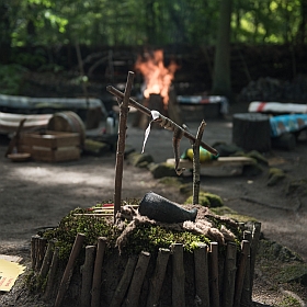 Afbeelding houten altaar in bos