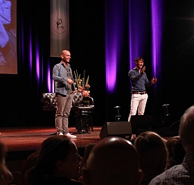 Podium met publiek